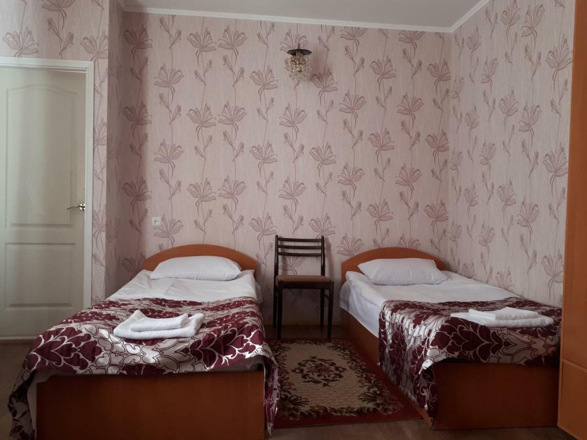 Hotel Gostynnyi Dvir Sharhorod Exterior photo