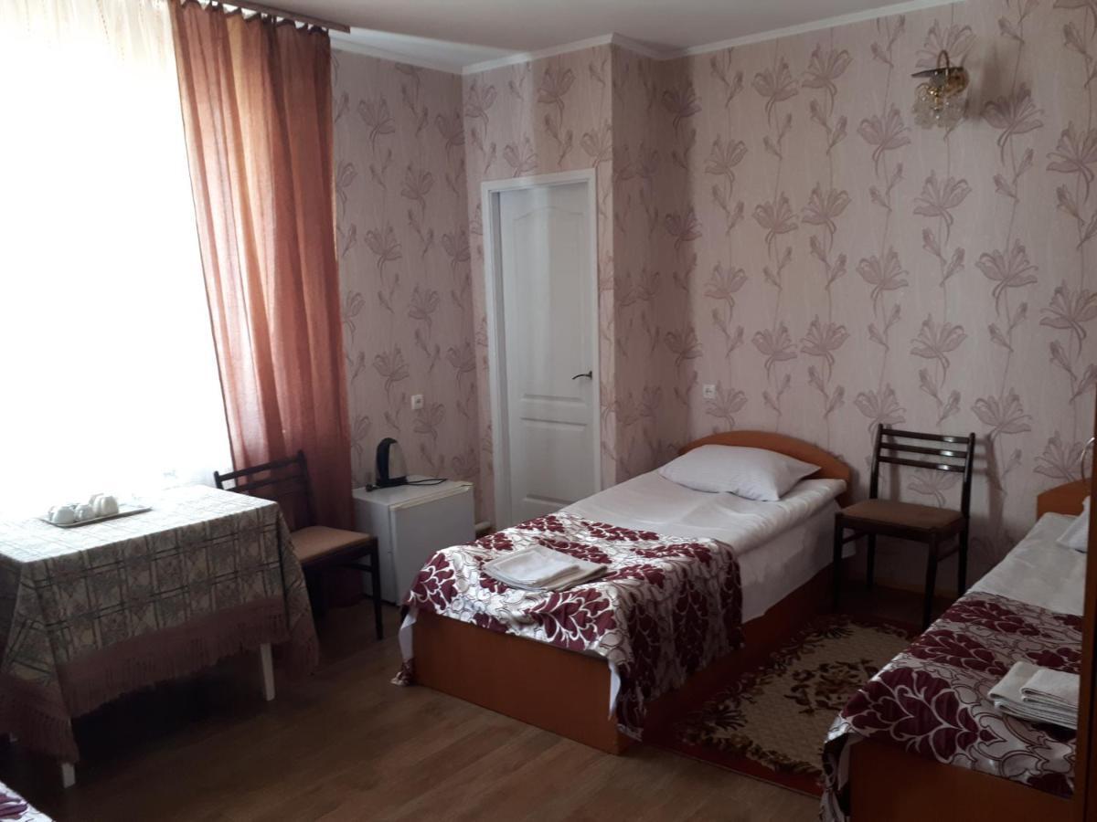 Hotel Gostynnyi Dvir Sharhorod Exterior photo