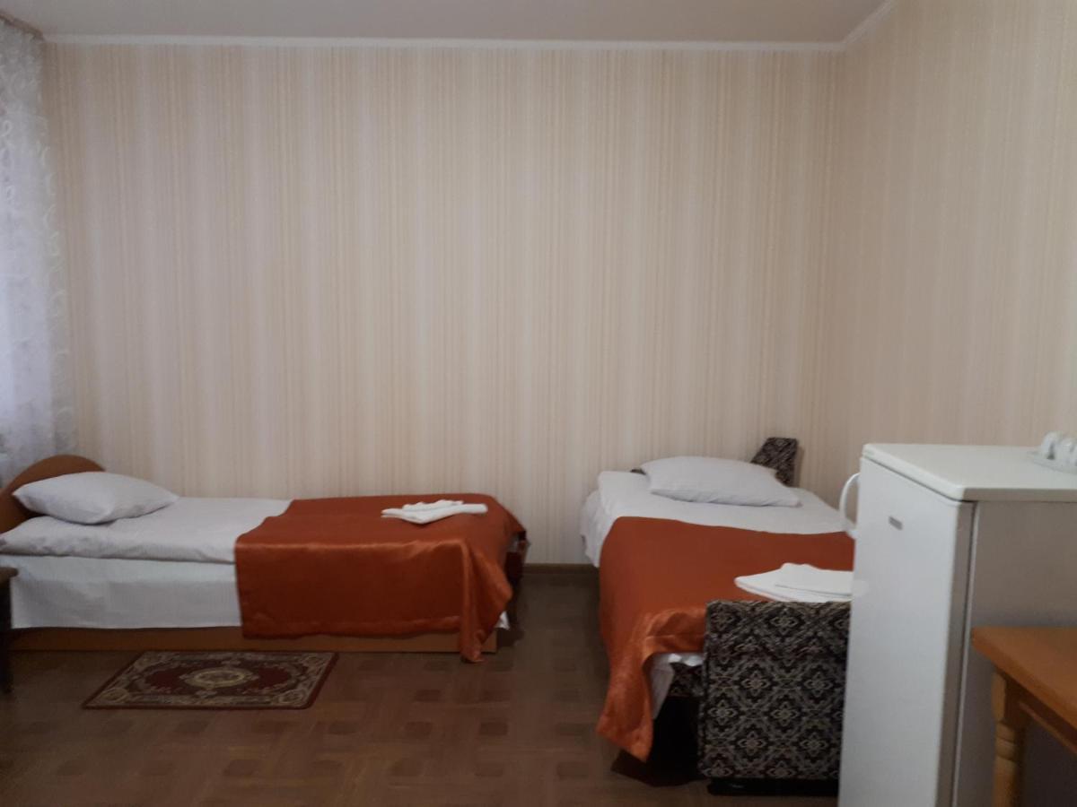 Hotel Gostynnyi Dvir Sharhorod Exterior photo