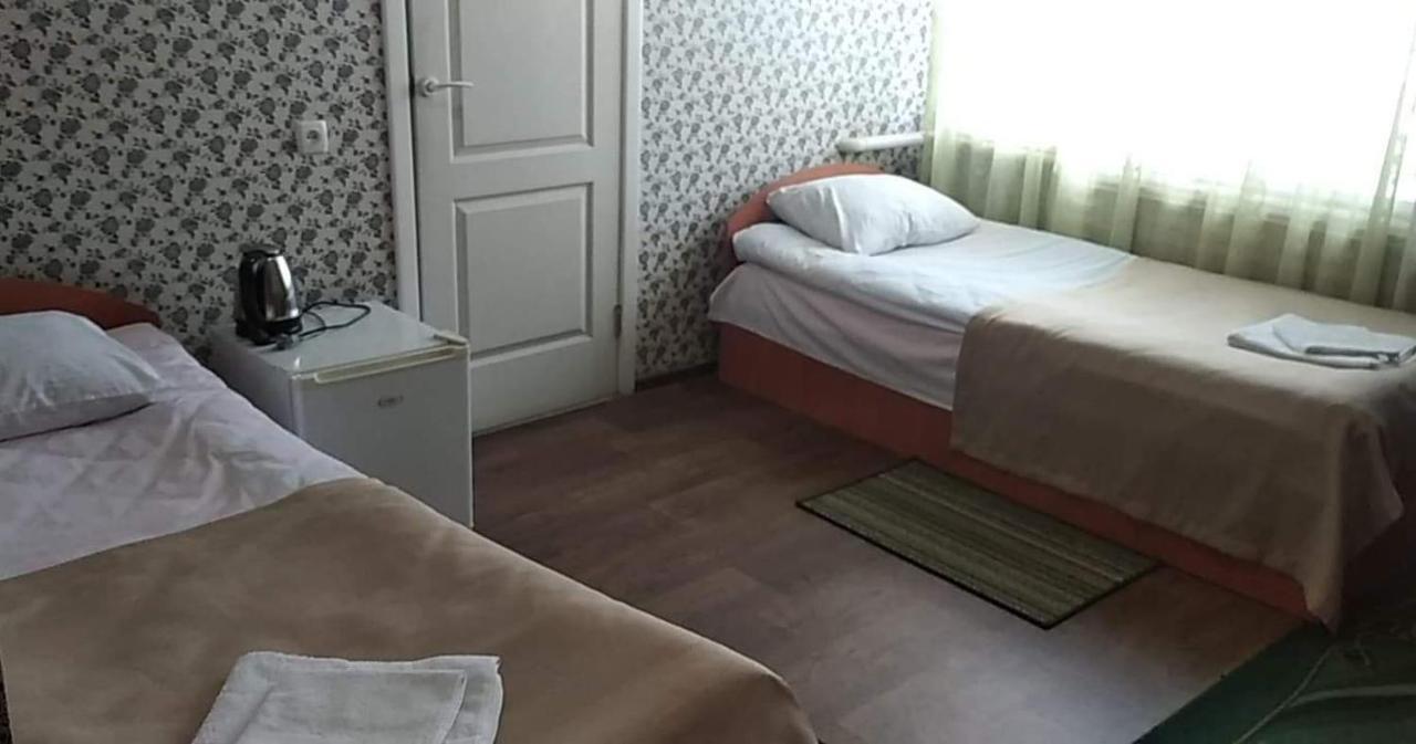 Hotel Gostynnyi Dvir Sharhorod Exterior photo